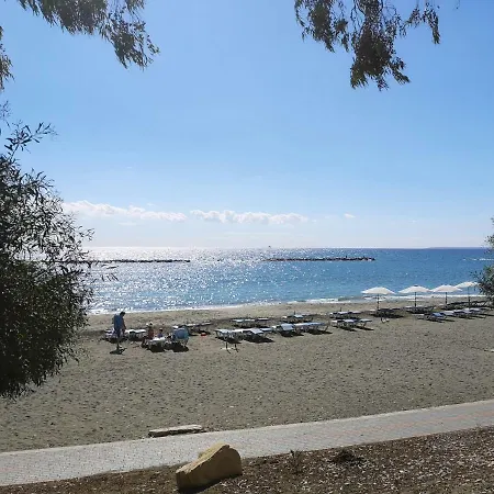 Апартаменты Castaway Beach *