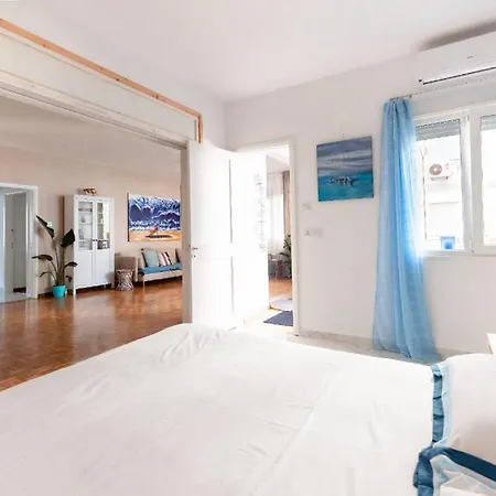 Апартаменты Castaway Beach *