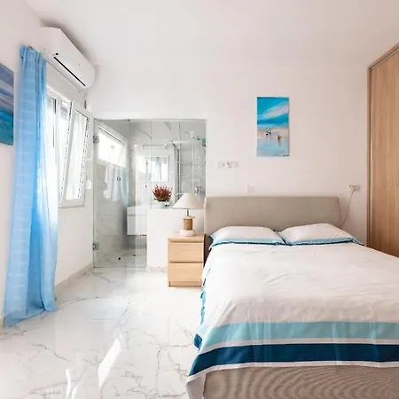 Castaway Beach Апартаменты *